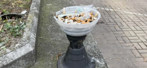 На Липках курильщики используют уличные фонари как пепельницы