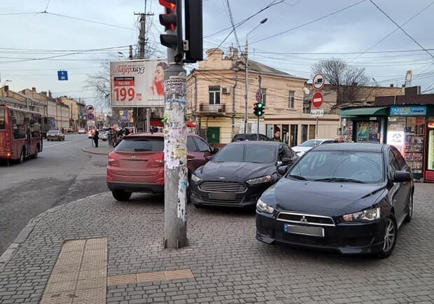 С фантазией все в порядке: свежая фотоподборка наглых водителей в Одессе. 