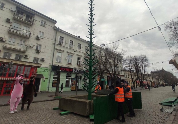 На Дерибасовской устанавливают новогоднюю елку и готовятся к ярмарке. 