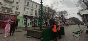 На Дерибасовской устанавливают новогоднюю елку и готовятся к ярмарке