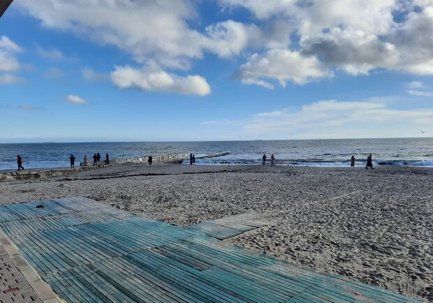 На выходные к морю: что происходит на одесском пляже Ланжерон. 