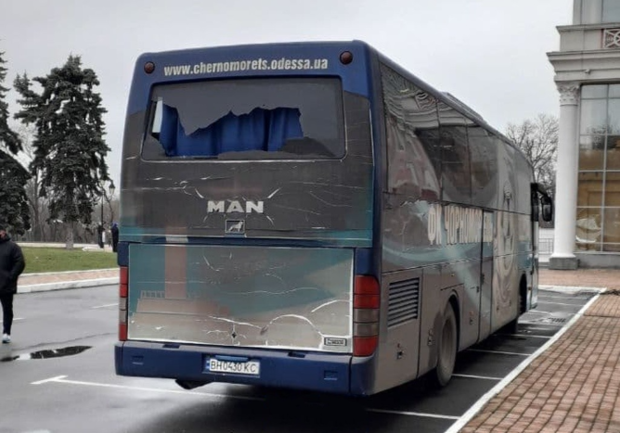 Автобус "Черноморца" забросали дымовыми шашками. 