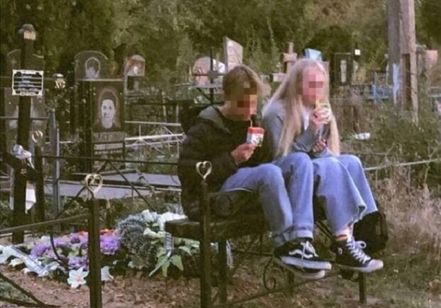 В Одессе подростки устроили "тусу" на кладбище и справили нужду на могилу. 