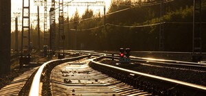 В Тарасовке близ переезда через ж/д поезд сбил женщину 