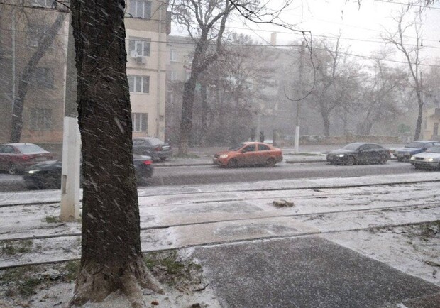 В Одессе начался первый снегопад в году. 