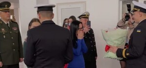 В Одессе прошел выпуск лейтенантов ВМС: курсанты сделали предложения своим девушкам