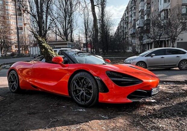 В Одессе заметили элитный суперкар, который перевозил новогоднюю елку. 