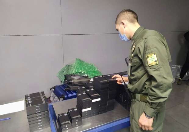 В аэропорту "Одесса" пограничники изъяли партию контрабандных гаджетов. 
