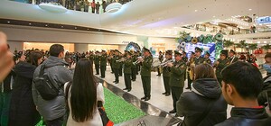 В Харькове оркестр Академии Нацгвардии и студенты устроили рождественский флешмоб (видео)