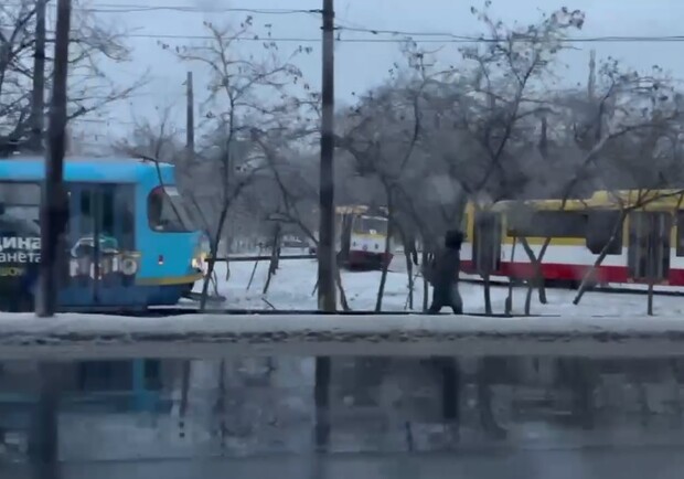 Обстановка на дорогах Одессы: на Поселок Котовского невозможно добраться, трамваи стоят. Фото: cкриншот видео t.me/kurs_odessa