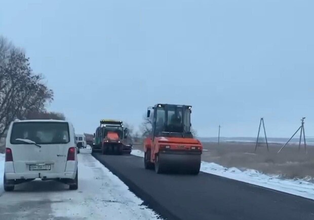 В Одесской области решили во время снегопада уложить асфальт: опубликовано видео - фото