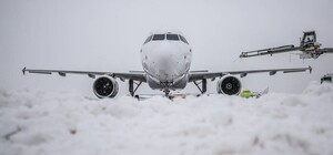 Самолет из Турции не смог приземлится в Запорожье из-за снегопада