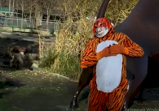 Директор одесского зоопарка выпустил новогодний клип. 