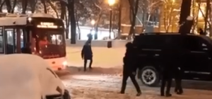 В Днепре внедорожник тащил троллейбус, который застрял посреди дороги (видео)