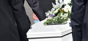 Работники похоронного бюро вымогали у киевлянки деньги за тело ее отца
