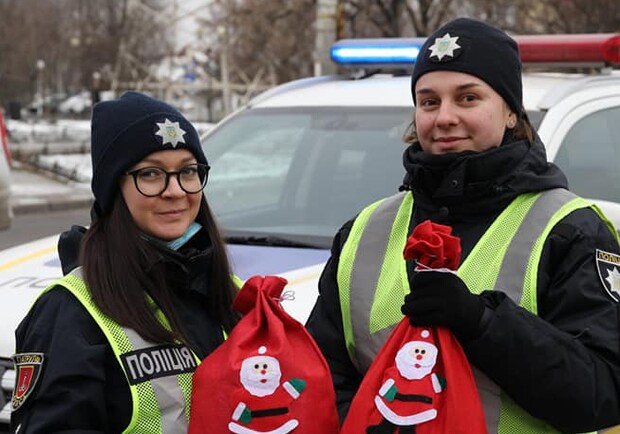 В Одессе патрульные раздавали водителям новогодние подарки. 