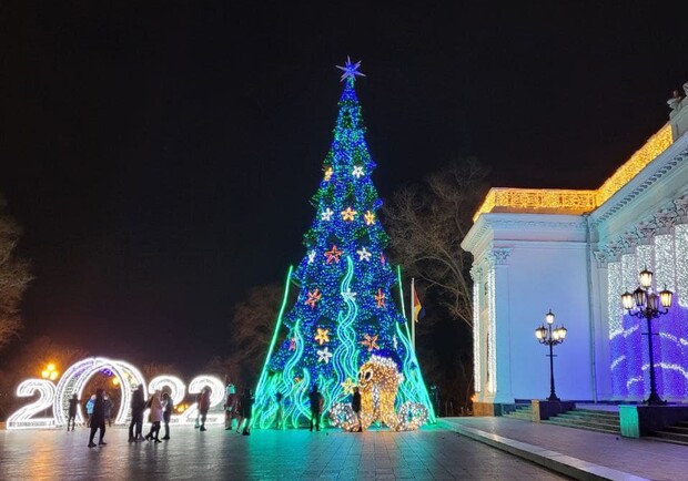 Главная елка Одессы попала в рейтинг самых красивых новогодних деревьев Украины. 