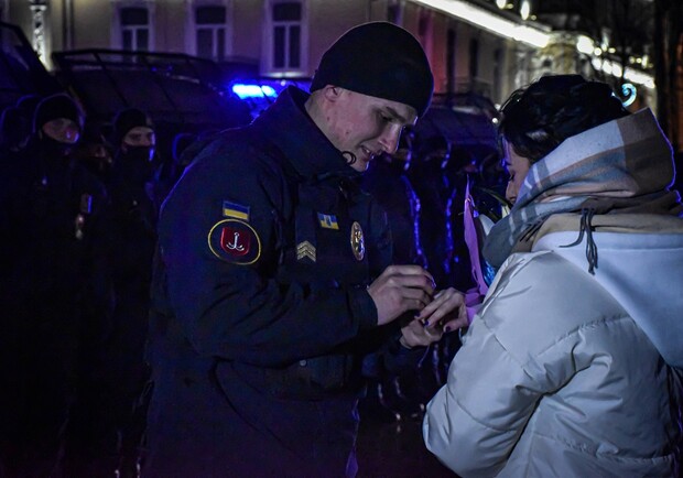 В Одессе нацгвардеец сделал предложение любимой прямо в Новогоднюю ночь. 