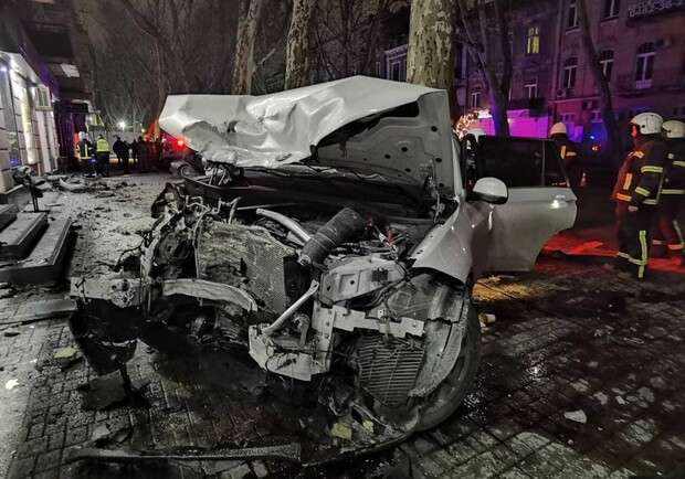В Одессе BMW столкнулся с двумя автомобилями и врезался в столб: есть пострадавшие. 