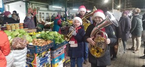 Дитячий духовий оркестр заколядував на ринку у Львові (атмосферне відео) 
