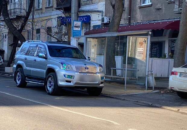 Новый год у автохамов в Одессе: свежая фотоподборка плохой парковки. 