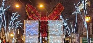 Минус одна инсталляция: в центре Одессы исчезла новогодняя декорация