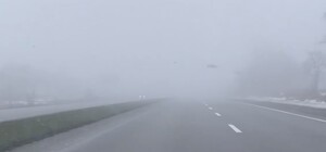 Днепр окутал густой туман: самолеты задерживаются, а на трассах ничего не видно