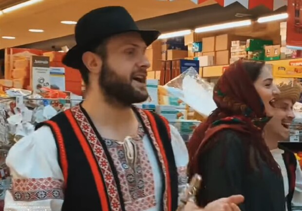 Актеры одесского театра пели колядки в одесском супермаркете. 
