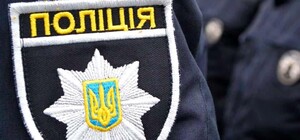 Путь на Берлин: в Одесской области мужчина пришел под военкомат с флагом СССР