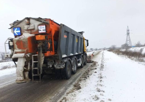 Мокрый снег и гололедица: какая ситуация на дорогах Одесской области. 