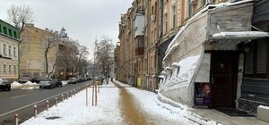 На Подоле снесли незаконную террасу, занимавшую часть тротуара