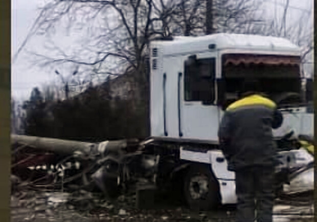 На выезде из Одессы фура снесла столб и протаранила авто: есть погибший. 