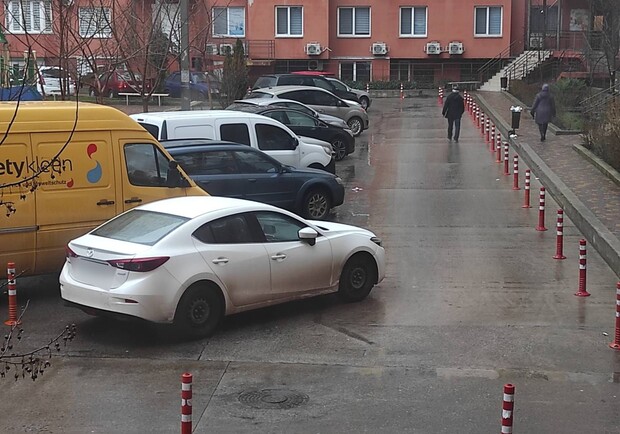 Недоучились: свежая фотоподборка плохой парковки в Одессе. 