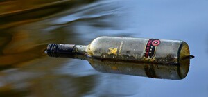 На Ланжероне пьяный мужчина нырнул с пирса и пропал: видео прыжка