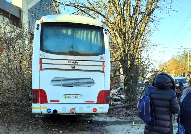 На Молдаванке рейсовый автобус Одесса-Киев влетел в магазин и зацепил четыре авто. 