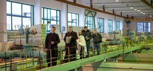 Как святили воду, которую сегодня развозят киевлянам в автоцистернах