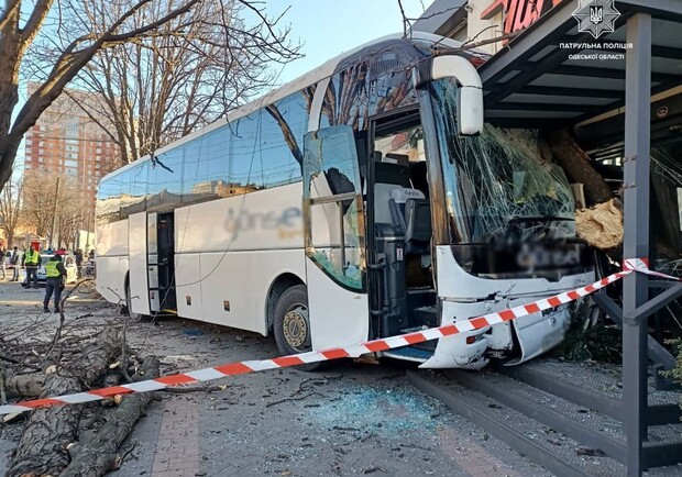 Появилось видео страшной аварии с автобусом на Молдованке. 
