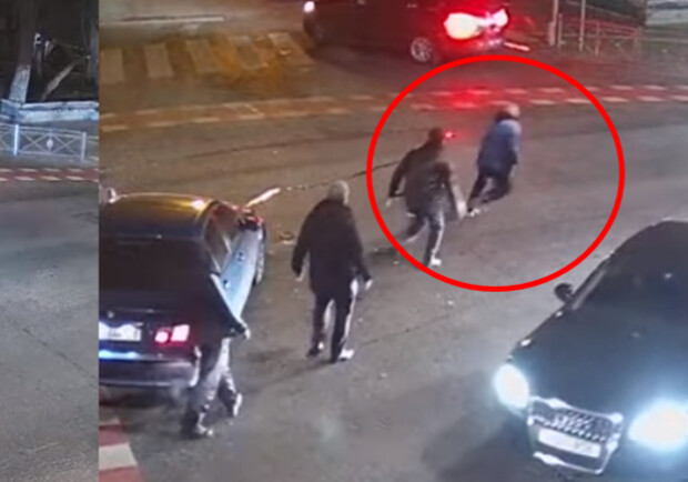 На Черняховского пострадавший в ДТП мужчина стал нападать на людей и авто. 