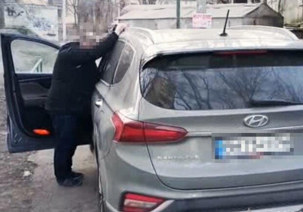 Мужа известной одесской певицы задержали по подозрению в угоне авто. 