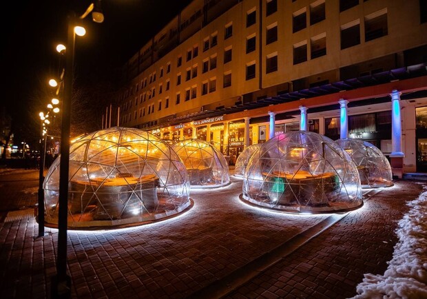 В Одессе открыли зимнюю площадку кафе в виде стеклянных полусфер. 