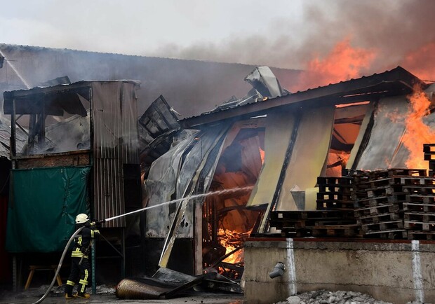В Одессе на мебельном складе начался сильный пожар. 