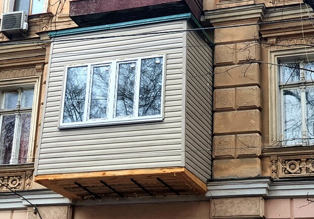 На памятнике архитектуры в Одессе появился балкон-скворечник из вагонки. 