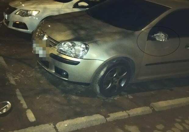 В Одесі п'яний неадекват трощив машини на парковці (фото). 