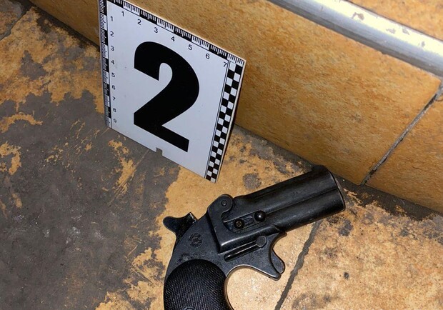 В Одессе женщина застрелила прохожего парня из пистолета (видео). 
