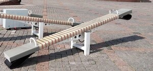 Гойдалки на Грецькій знову зламали вандали: цього разу серйозно