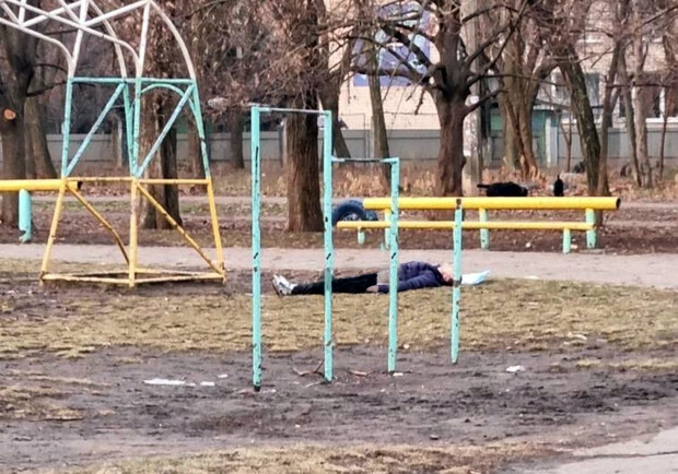 В Одессе возле лицея повесился мужчина. 