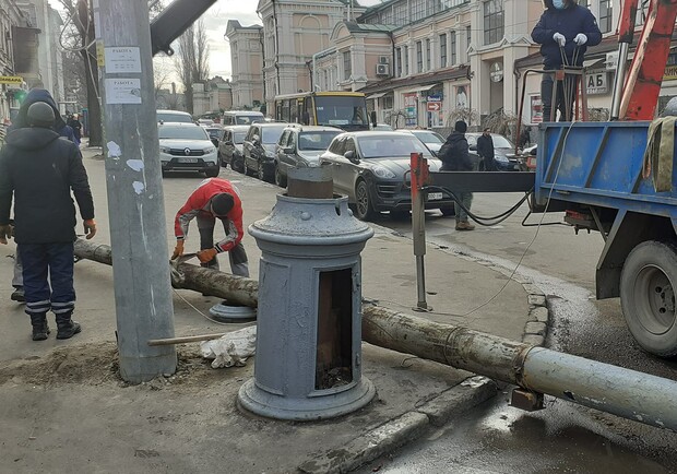 В центре Одессы коммунальщики демонтировали старинные столбы. 