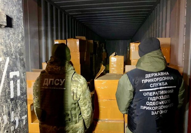 Вейпи та Apple Watch: В Одеському порту виявили велику партію контрабанди. 
