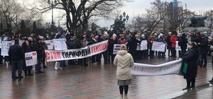 Высокие тарифы и застройка: под одесской мэрией проходят сразу три митинга