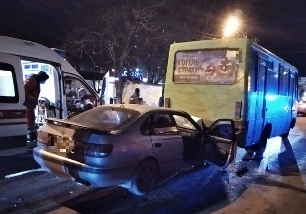 У селищі Котовського п'яний водій протаранив маршрутку: постраждали троє. 